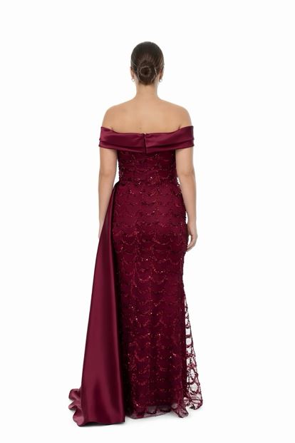 فستان سهرة بمقاسات كبيرة، بياقة من الساتان العنابي مزين بالترتر